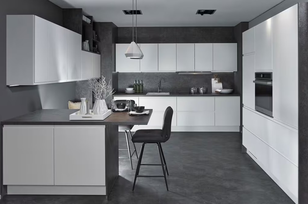 Impuls IP 4820 handleless kitchen in white with concrete-effect walls and island top