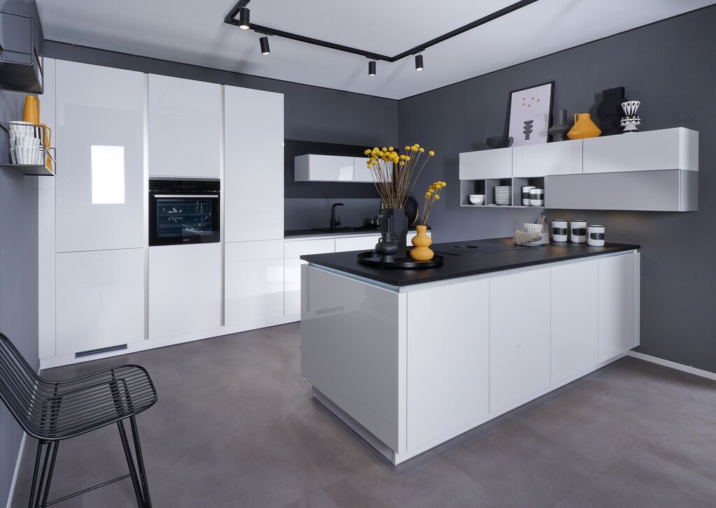Fitted Impuls kitchen with cabinetry aligned precisely to the room
